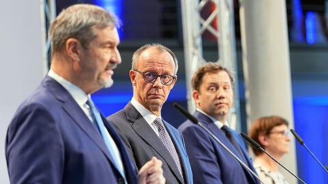 Vor Hunderten von Journalisten und Journalistinnen stellen die vier Parteivorsitzenden die Grundzüge des zwischen ihnen vereinbarten Koalitionsvertrags vor.