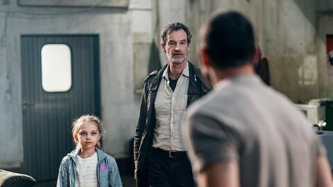 "Tatort: Feuer": Peter Faber (Jörg Hartmann, M.) mit Jens Hielscher (Sebastian Zimmler) und Zoe Gebken (Tesla Tekin).