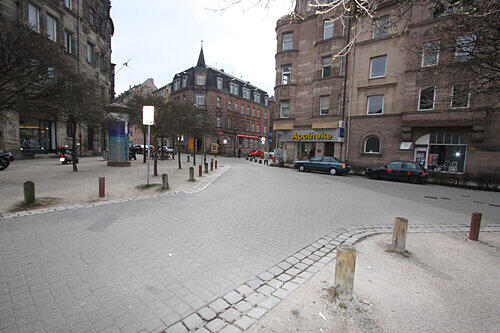 Der Käppserles-Platz an der Gostenhofer Hauptstraße: Hinter der Litfaß-Säule liegt die Edel-Galerie, rechts im Bild das Schaufenster von &bdquo;Armer Teufel&ldquo;.