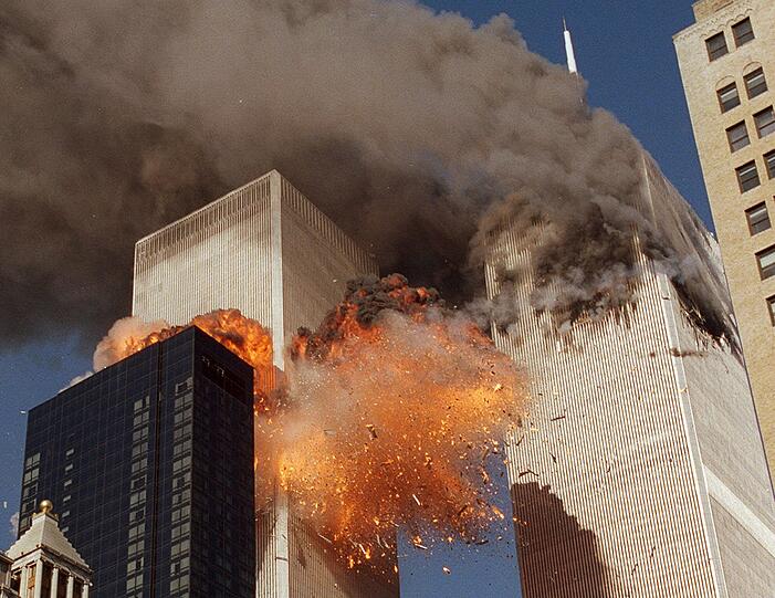 11. September 2001: Die Terror-Anschläge vom 11. September haben die Welt verändert. An
diesem Tag greifen 19 islamistische Terroristen Symbole amerikanischer Macht an und töten in New York und Washington rund 3000 Menschen. Die Bilder der einstürzenden Türme des World Trade Centers in New York gingen um die Welt und lösten Entsetzen aus.