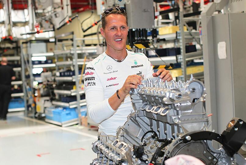 Die Formel 1-Stars auf neuen Wegen: Michael Schumacher und Nico Rosberg stellten ihre Fähigkeiten als Motoren-Monteure unter Beweis - im Mercedes AMG-Werk! Die Bilder.