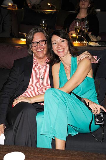 Haben die Plätze in der Kino-Lounge auch schon eingenommen: Silvia Laubenbacher und Ehemann Percy Hoven.
