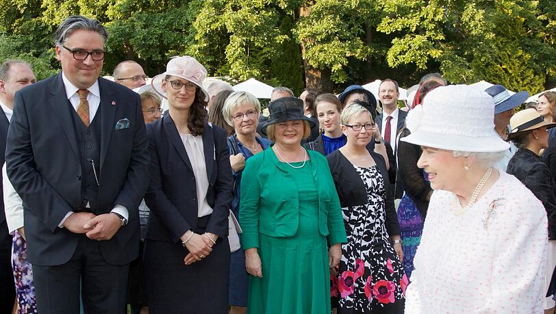 Der Fotograf Martin Lengemann (li.) trifft am Donnerstag die Queen in Berlin. Der Fotograf Martin Lengemann (li.) trifft am Donnerstag die Queen in Berlin.