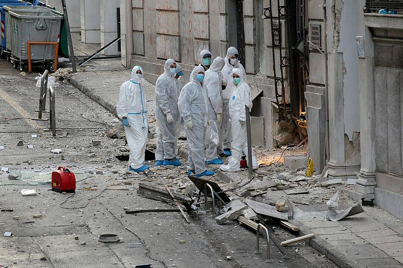 Ermittler untersuchen den Anschlagsort vor dem Büro des griechischen Industrieverbands in Athen.