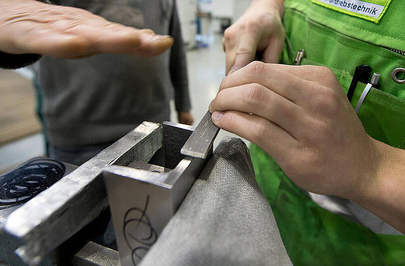 Die Zahl der Ausbildungsneuverträge ging im vergangenen Jahr um 0,4 Prozent auf 516 200 zurück. Foto: Patrick Seeger/Archiv