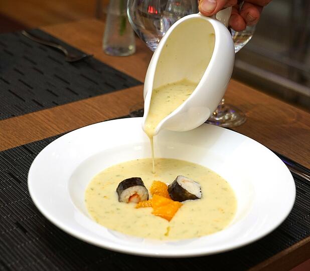 2. Gang: Fenchel&ndash;Orangen-Suppe; Vanille & Pimento Garnelensushi