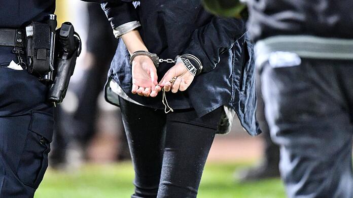 In Sendling flüchtete eine 19-Jährige Diebin halbnackt auf einen Balkon, dort wurde sie von der Polizei festgenommen. (Symbolfoto)