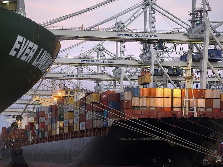Container werden im Hafen von Savannah auf ein Schiff verladen.