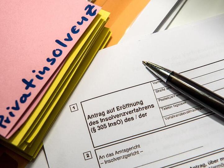 Antrag zur Eröffnung eines Insolvenzverfahrens. Die EU will die Dauer von Privatinsolvenzen verkürzen.