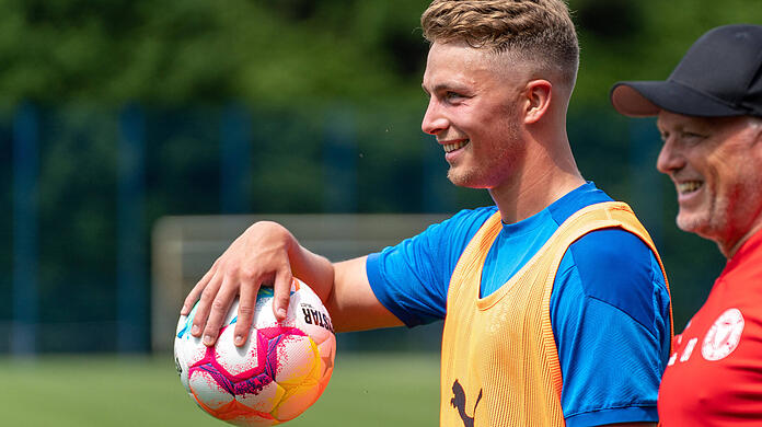Jann-Fiete Arp mit Holstein-Coach Dirk Bremser.