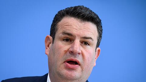 Arbeitsminister Hubertus Heil informiert in der Bundespressekonferenz über geplante Maßnahmen zur Arbeitsmarktintegration.