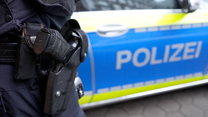 Die Polizei brachte den Mann unter gezogener Schusswaffe zu Boden. (Symbolbild)
