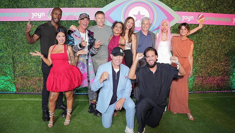 Der "Promi Big Brother"-Cast 2026. Francesca Morgese (2.v.li.) zieht ebenfalls in den Container ein. Der "Promi Big Brother"-Cast 2026. Francesca Morgese (2.v.li.) zieht ebenfalls in den Container ein.