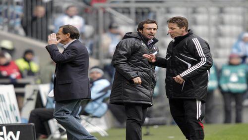 Schiedsrichter Wolfgang Waltz schickt Miki Stevic auf due Tribüne. Lienen findets lächerlich. Schiedsrichter Wolfgang Waltz schickt Miki Stevic auf due Tribüne. Lienen findets lächerlich.