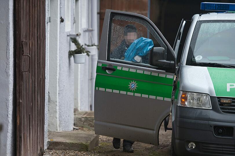 Wegen des Verdachts auf Waffen- und Drogenhandel haben 1500 Polizisten eine Razzia in niederbayerischen und oberpfälzischen Bauernhöfen durchgeführt. Sie stellten dutzende Waffen sicher.