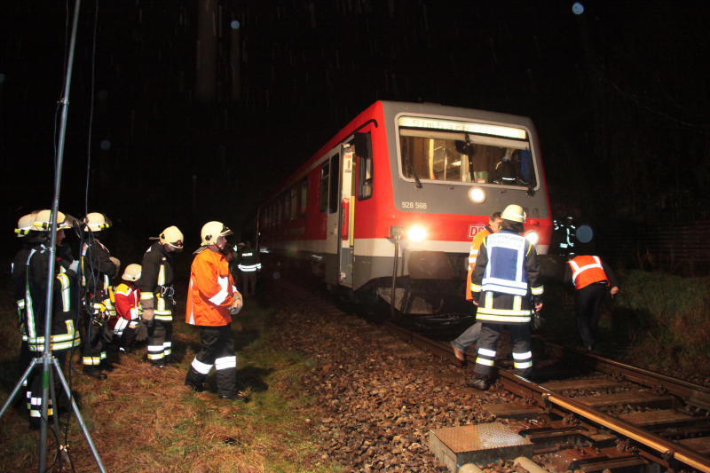 In Landkreis Altötting ist in der Nacht zum Donnerstag ein Unbekannter mit seinem Rad auf einem Bahnübergang vom Zug erfasst worden - die Person starb. Bilder vom Geschehen.