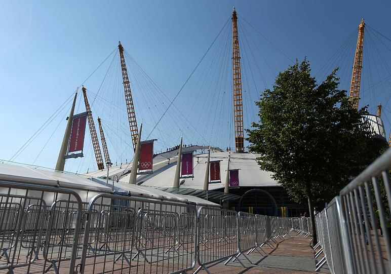 Der Blick auf die "North Greenwich Arena" in London. Auch die Absperrgitter stehen schon bereit.