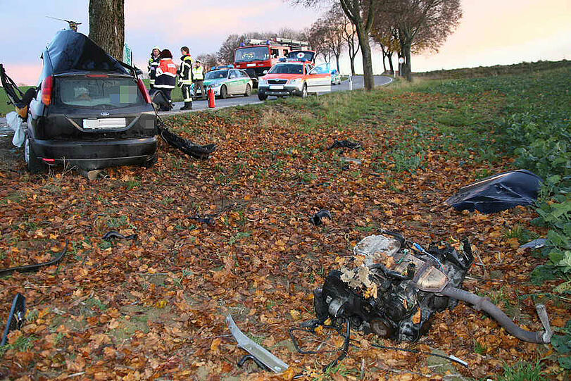 Horrorcrash im Landkreis Erding: Bei dem schweren Unfall kamen zwei Menschen ums Leben.