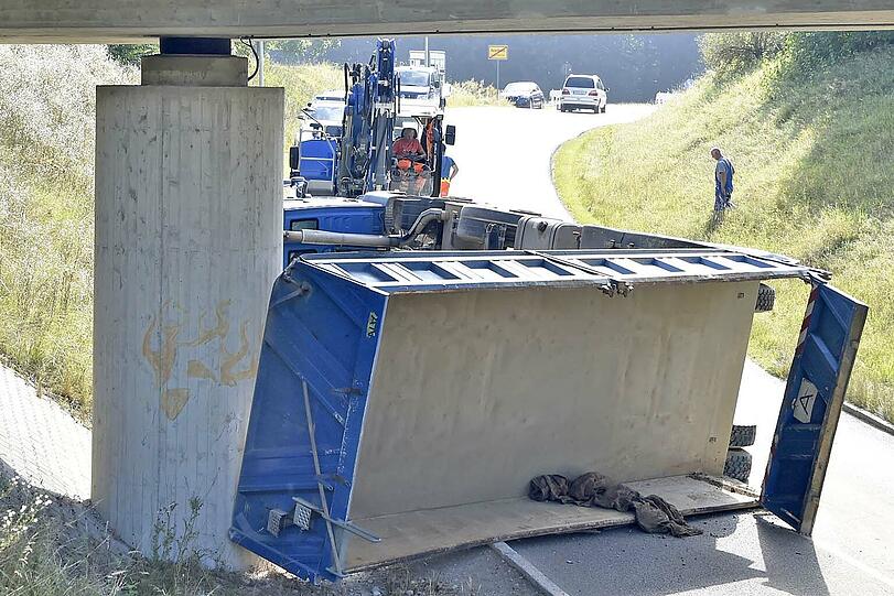Der Kieslaster blieb an der Brücke hängen. Der Fahrer hatte vergessen, die Laderampe wieder einzufahren.