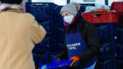 Viele Münchner engagieren sich derzeit bei der Tafel, natürlich mit Handschuhen und Mundschutz.