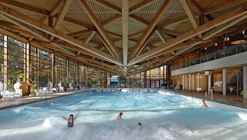 Bei der Aktionswoche zum 1. Münchner Wassersportfestival bietet das Cosima-Wellenbad viele Schnupperkurse und am Freitag ein großes Kinderspielfest.