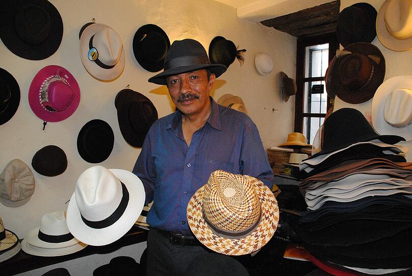 Hutmacher Luis López Cifuentes ist wie viele andere Handwerker und Künstler in der legendären Gasse &bdquo;La Ronda&ldquo; ansässig. Neben echten Panamahüten werden auch viele andere Kopfbedeckungen gefertigt.