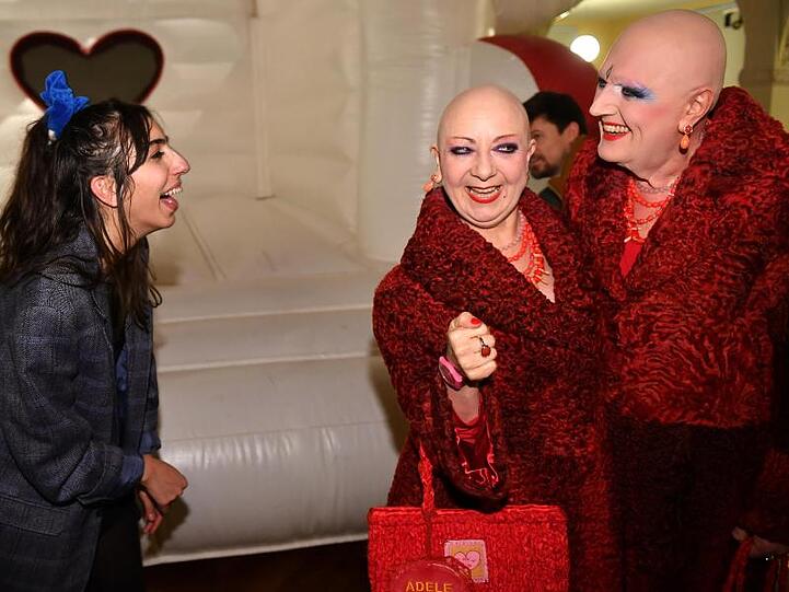 Eva & Adele besuchten die Designerin Odely Teboul (l) auf der Messe.