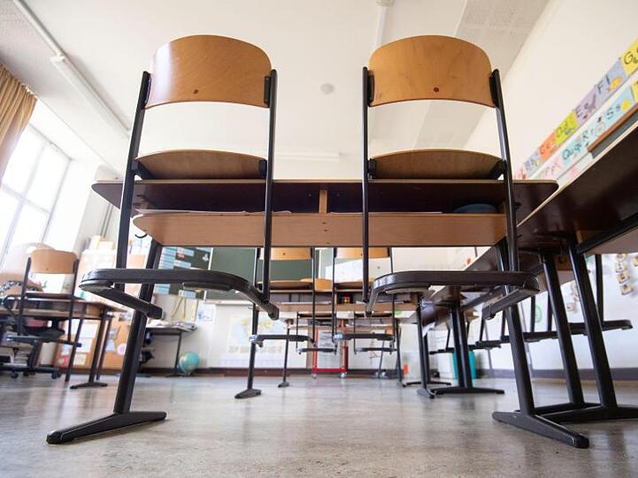 Ein leeres Klassenzimmer. Foto: Marijan Murat/dpa/Symbolbild