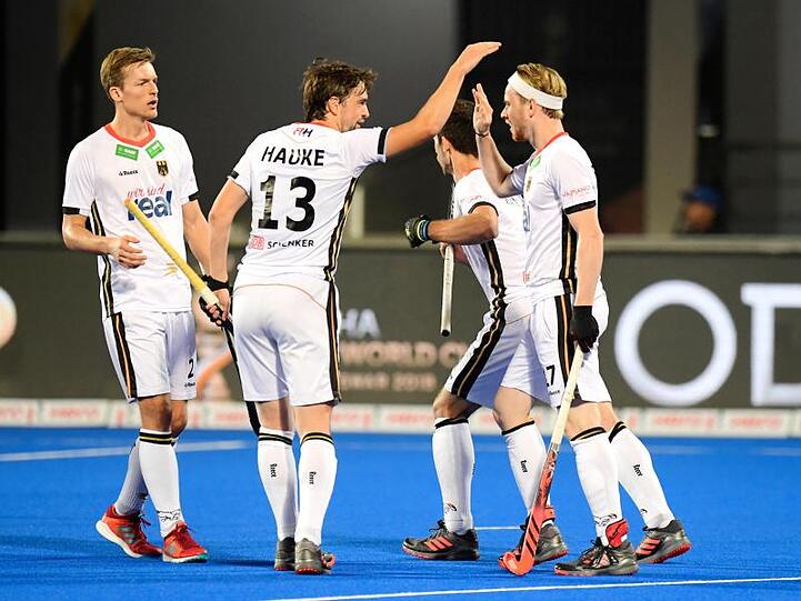 Die deutschen Hockey-Herren haben den direkten Viertelfinaleinzug bei der WM in Indien geschafft.
