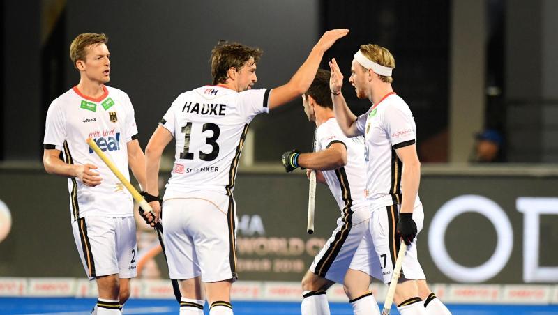 Die deutschen Hockey-Herren haben den direkten Viertelfinaleinzug bei der WM in Indien geschafft. Die deutschen Hockey-Herren haben den direkten Viertelfinaleinzug bei der WM in Indien geschafft.