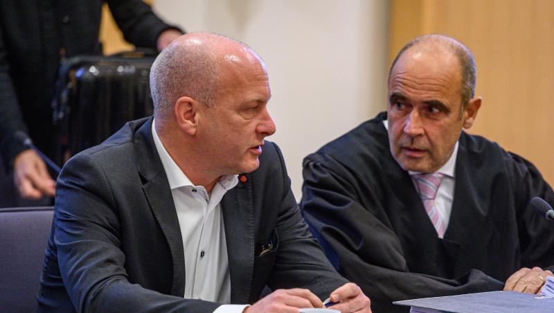 Joachim Wolbergs (l), suspendierter OB von Regensburg, sitzt im Verhandlungssaal im Landgericht neben seinem Verteidiger. Foto: Armin Weigel/dpa Joachim Wolbergs (l), suspendierter OB von Regensburg, sitzt im Verhandlungssaal im Landgericht neben seinem Verteidiger. Foto: Armin Weigel/dpa