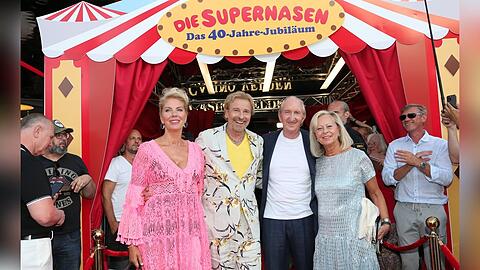 Karina Mroß, Thomas Gottschalk, Mike Krüger und Birgit Loeper (v.l.n.r.) auf dem "Supernasen"-Event.