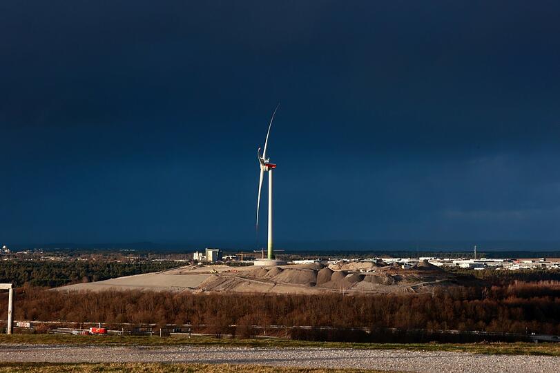 Münchens zweites Windrad steht auf der anderen Autobahnseite.