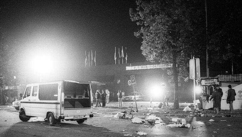 Oktoberfestattentat München 1980, Leichen werden in Särgen abtransportiert Oktoberfestattentat München 1980, Leichen werden in Särgen abtransportiert