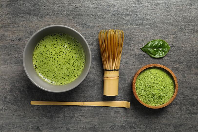 Matcha gilt als noch wertvoller als klassischer gr&uuml;ner Tee, weil hier das ganze Teeblatt verarbeitet wird. Dadurch enth&auml;lt das Pulver besonders viele Inhaltsstoffe, darunter L-Theanin und Catechine. Diese k&ouml;nnen Entz&uuml;ndungen im K&ouml;rper entgegenwirken, den Blutzucker regulieren, die Verdauung anregen und Herz sowie Immunsystem unterst&uuml;tzen. Vor allem Epigallocatechingallat, kurz EGCG, werden positive gesundheitliche Effekte zugeschrieben.