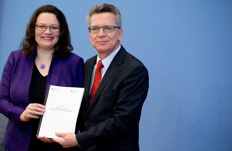 Andrea Nahles (SPD) und Thomas de Maiziere (CDU) mit dem 133-Seiten-Bericht.