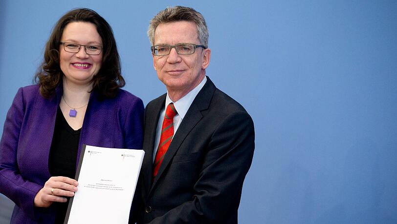 Andrea Nahles (SPD) und Thomas de Maiziere (CDU) mit dem 133-Seiten-Bericht. Andrea Nahles (SPD) und Thomas de Maiziere (CDU) mit dem 133-Seiten-Bericht.