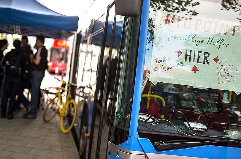 Der Info-Point-Bus für alle Menschen, die Flüchtlingen helfen wollen.