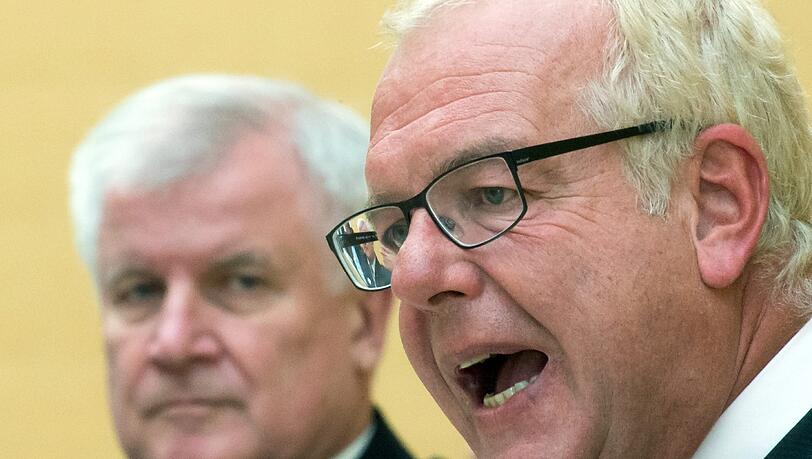 Die CSU will einen Antrag auf Achtung der Leitkultur stellen. Die CSU will einen Antrag auf Achtung der Leitkultur stellen.