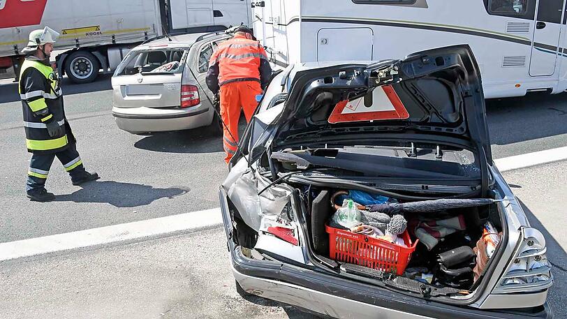 An einem Stauende kollidierten zwei Pkw und ein Wohnmobil.