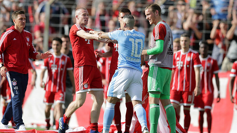 Schließlich leistet sich Gebhart einen Schubser gegen Ersatzspieler Thomas Isherwood. Auch Tobias Schweinsteiger (li.), Bruder von Weltmeister Bastian Schweinsteiger, eilt hinzu.