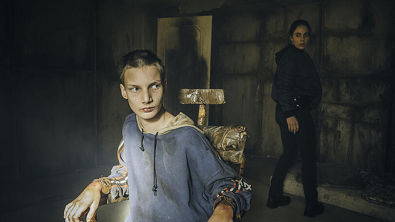 "Polizeiruf 110: Der Ort, von dem die Wolken kommen": Polizistin Elisabeth "Bessie" Eyckhoff (Verena Altenberger) bringt die Wahrheit um Polou (Dennis Doms) ans Licht