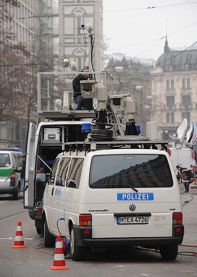 Sicherheitskoferenz: Hunde schnüffeln an den Gullis, die Polizei filzt den Bereich um den Bayerischen Hof. Die Bilder aus der Münchner City...