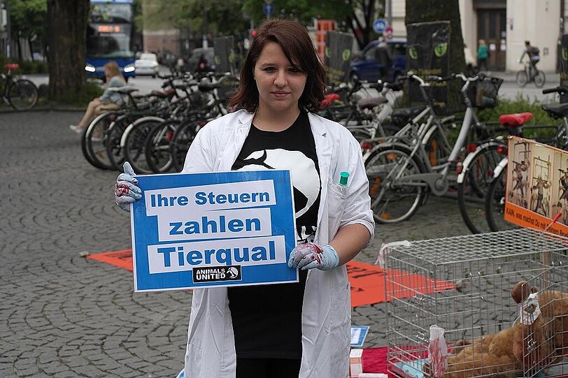 Am Sendlinger Tor hat die Tierrechtsorganisation Animals United Lärm für die Stimmlosen, die Tiere, gemacht.