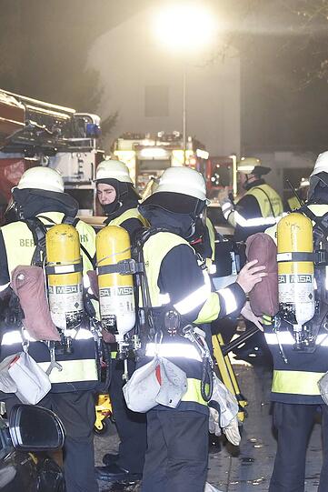 Bei dem Brand in der Tiefgarage wurde drei Autos komplett zerstört. Die Feuerwehr war mit 60 Mann im Einsatz.
