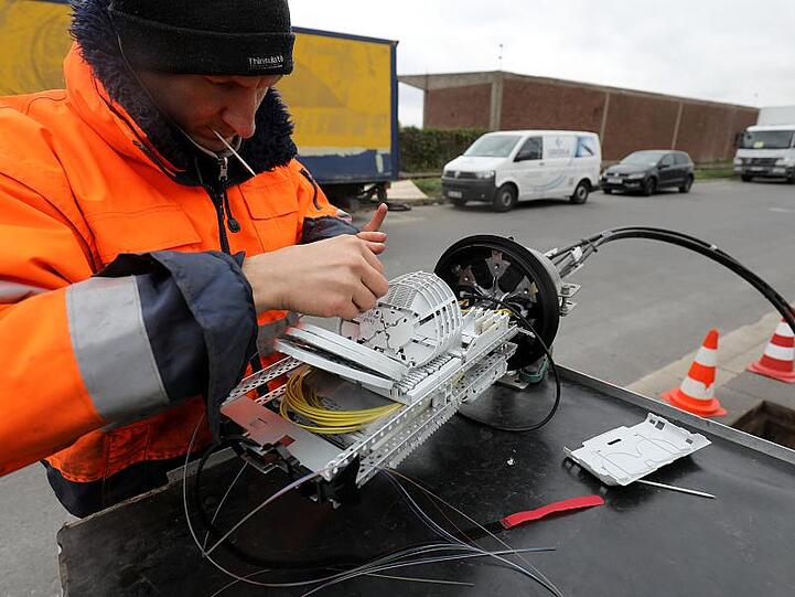 Ein Techniker verbindet Glasfaserkabel. Das ultraschnelle mobile Internet 5G ist noch Zukunftsmusik, abgesehen von einigen Feldversuchen.