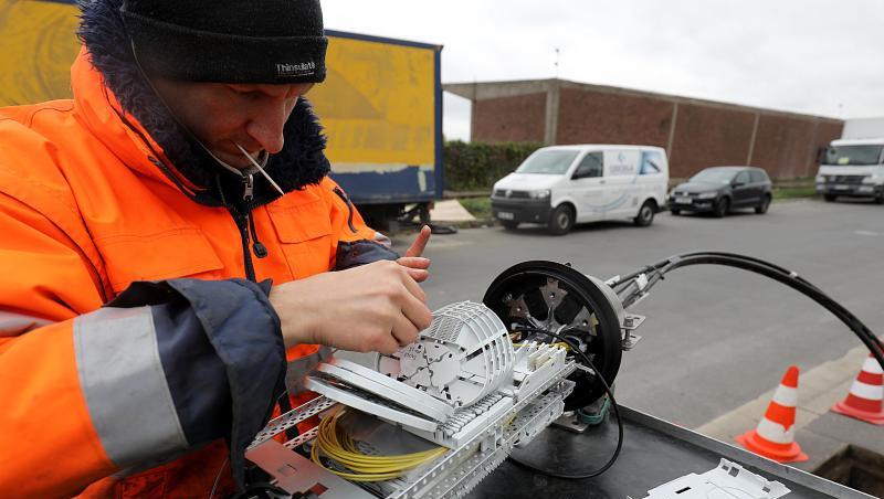 Ein Techniker verbindet Glasfaserkabel. Das ultraschnelle mobile Internet 5G ist noch Zukunftsmusik, abgesehen von einigen Feldversuchen. Ein Techniker verbindet Glasfaserkabel. Das ultraschnelle mobile Internet 5G ist noch Zukunftsmusik, abgesehen von einigen Feldversuchen.