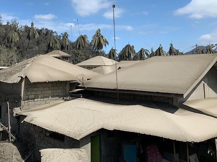 Eine dicke Ascheschicht bedeckt Dächer in der Provinz Batangas südlich von Manila. Mehr als 140.000 Menschen sind auf der Flucht vor dem Vulkan Taal.