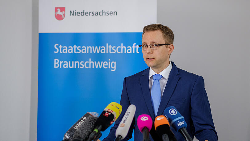 Staatsanwalt Hans Christian Wolters spricht zu Medienvertretern über die Ermittlungen im Fall Madeleine McCann.