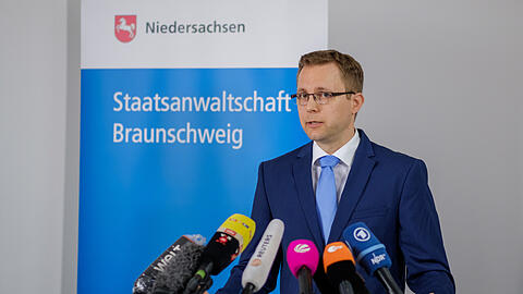 Staatsanwalt Hans Christian Wolters spricht zu Medienvertretern über die Ermittlungen im Fall Madeleine McCann.